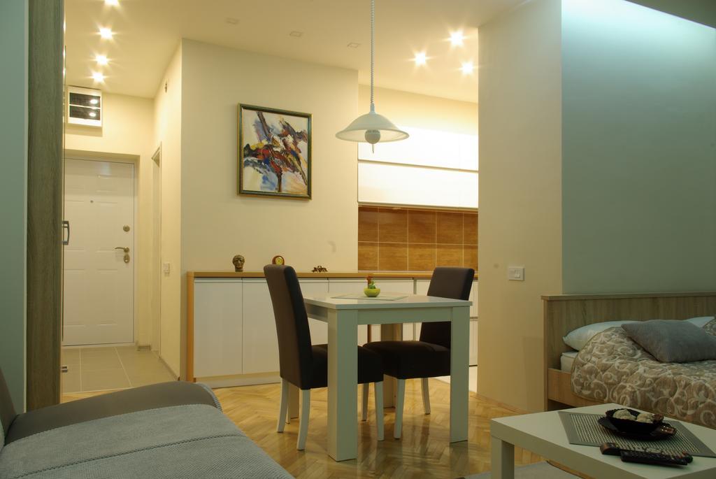 Square Studio Apartment Ni المظهر الخارجي الصورة