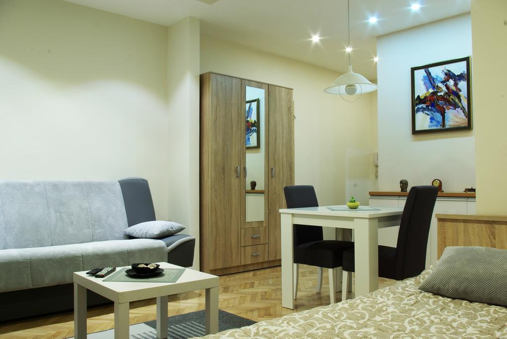 Square Studio Apartment Ni المظهر الخارجي الصورة