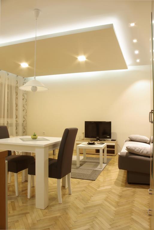 Square Studio Apartment Ni المظهر الخارجي الصورة