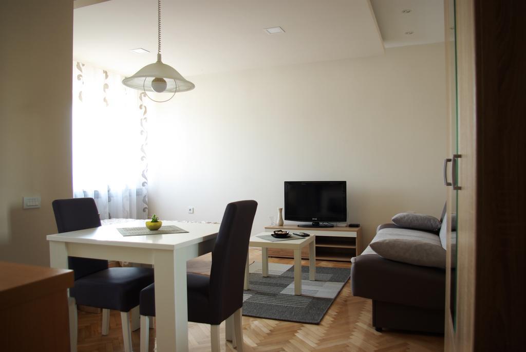 Square Studio Apartment Ni المظهر الخارجي الصورة